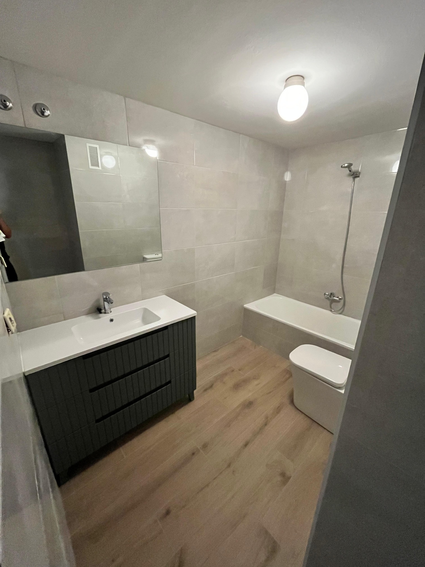 Reforma integral de baño en Valencia por SGO Services — resultado final