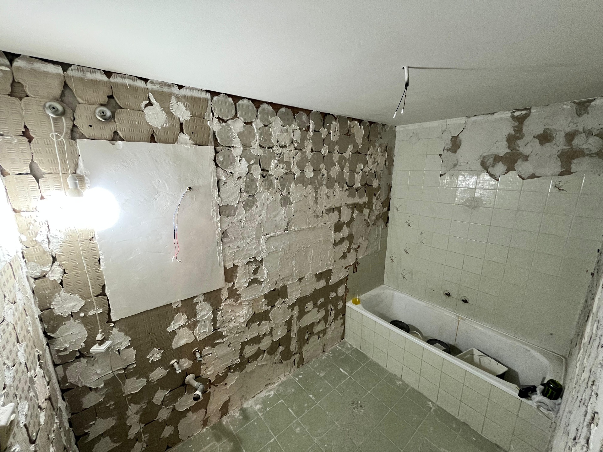 Reforma integral de baño en Valencia por SGO Services — estado inicial