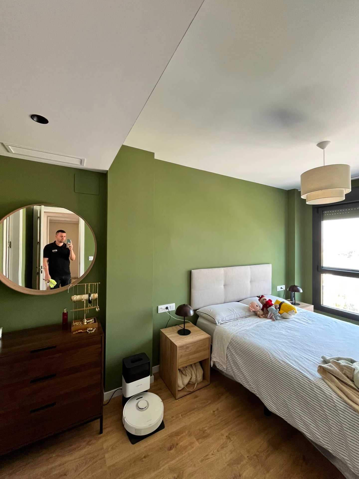 Dormitorio pintado en verde oliva por SGO Services en Valencia