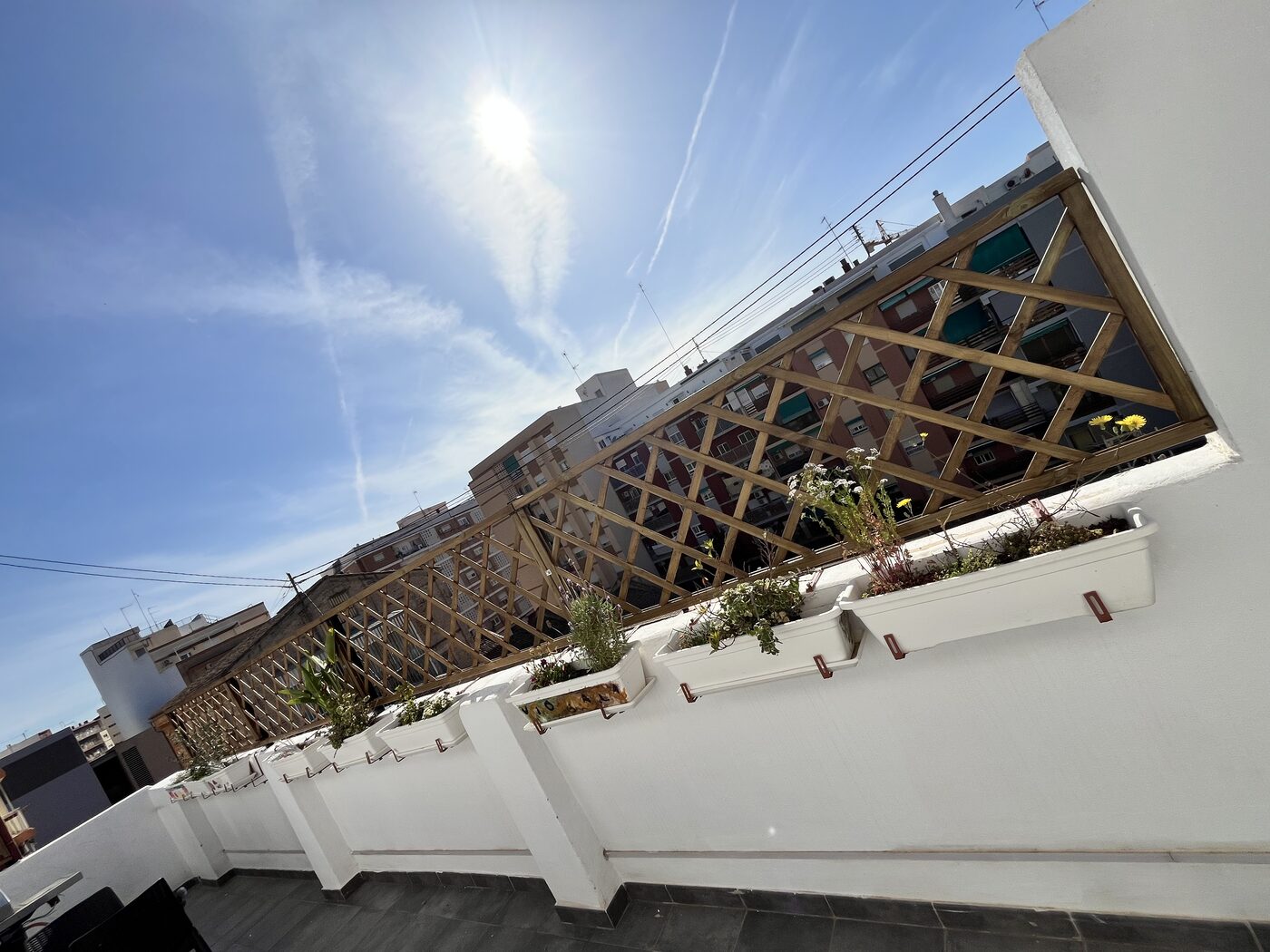 Terraza pintada en blanco por SGO Services en Valencia