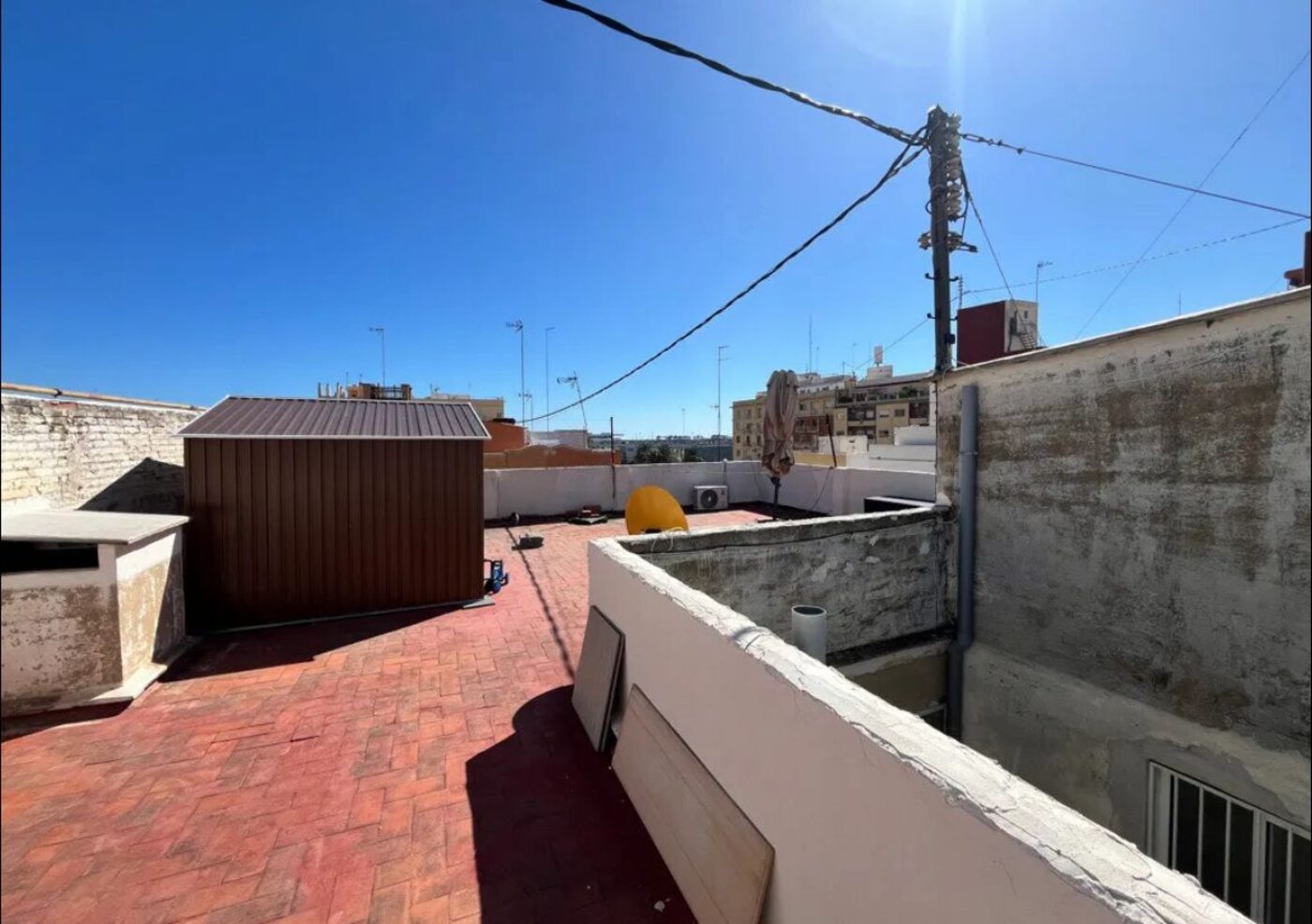 Terraza antes de ser pintada por SGO Services en Valencia